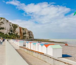 a row of beach huts on the beach at Authentique Maison de Pêcheur Le Refuge in Le Tréport