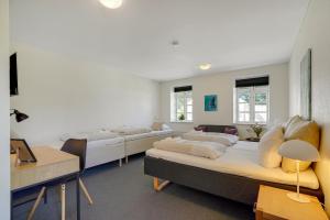 a large living room with couches and tables at Skjoldbjerg Garnihotel in Vorbasse