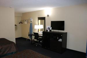 Televízia a/alebo spoločenská miestnosť v ubytovaní Americas Best Value Inn Giddings