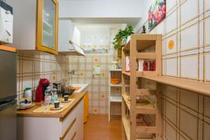 eine kleine Küche mit einer Leiter in einem Zimmer in der Unterkunft Alle Porte Del Centro in Verona