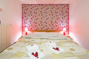ヴェローナにあるAlle Porte Del Centroのベッドルーム1室(ベッド1台、タオル2枚付)