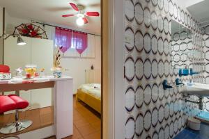 Zimmer mit einem Ankleidezimmer und einem Schlafzimmer in der Unterkunft Alle Porte Del Centro in Verona