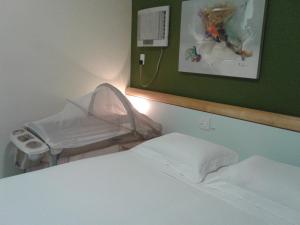 a hospital room with a bed and a mirror at Apart Quartier Latin Hotel in Vitória