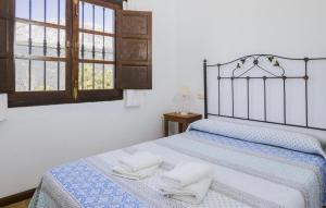 a bedroom with a bed with two towels on it at Casa Rural La Albahaca in Jimera de Líbar