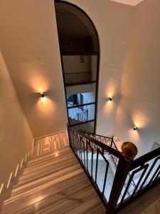 a stairway with a mirror on the wall at ڤيلا الكرم in Jerash