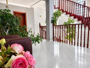 a room with a couch with flowers on the floor at Pensiunea Rozeclas in Sînmartin