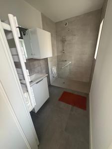 an overhead view of a bathroom with a shower at Bienvenue dans le Beaujolais in Le Perréon