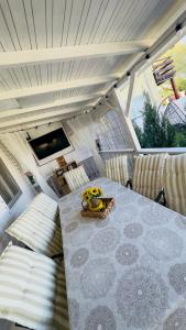 a dining room with a table and chairs and a television at La samba in Crisan