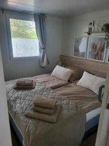 a bedroom with two beds with towels on them at Mobilheim ANDREA wunderschöne Ferienwohnung direkt am Meer in Jezera