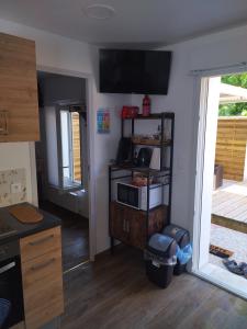 a kitchen with a sink and a microwave at L'Escale Baie in Pendé