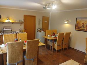 a kitchen and dining room with a table and chairs at Hotel am Weinbergschloss in Waren