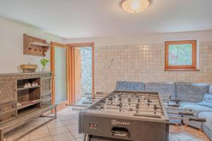ein Wohnzimmer mit Kickertisch und Couch in der Unterkunft Chalet Primus in Soča Valley - Happy Rentals in Soča