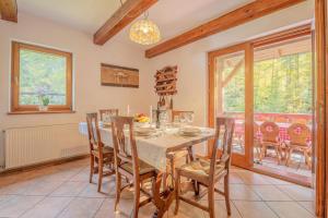 ein Esszimmer mit Tisch und Stühlen in der Unterkunft Chalet Primus in Soča Valley - Happy Rentals in Soča