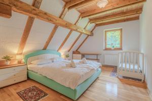 ein Schlafzimmer mit einem Bett in einem Zimmer mit Holzdecke in der Unterkunft Chalet Primus in Soča Valley - Happy Rentals in Soča + 27 Fotos