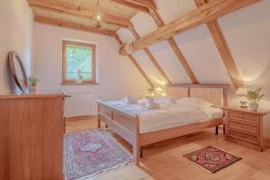 ein Schlafzimmer mit einem Bett in einem Zimmer mit Holzdecke in der Unterkunft Chalet Primus in Soča Valley - Happy Rentals in Soča
