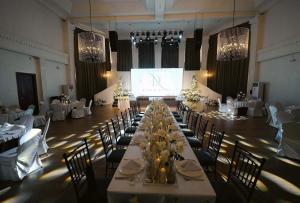 ein großer Festsaal mit Tischen, Stühlen und einer Leinwand in der Unterkunft Madison Crown Hotel in Angeles + 21 Fotos
