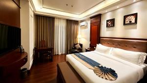 ein Hotelzimmer mit Bett und Fernseher in der Unterkunft Madison Crown Hotel in Angeles