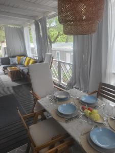 a dining table with plates and bowls of fruit on it at Mobilheim ANDREA wunderschöne Ferienwohnung direkt am Meer in Jezera