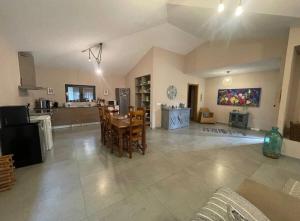 a large living room with a table and a kitchen at Casa do Alambique in Alvaredo