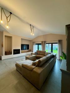 a large living room with a large couch at Casa do Alambique in Alvaredo