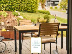 a table and chairs with a sign on a patio at Stilvolles Design-Tiny-House mit Terrasse & Hund in Fuchsmühl