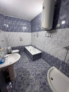a bathroom with two sinks and a bath tub at Villa Velipoj in Velipojë