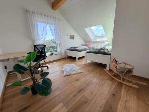 a living room with a table and a plant in it at Ferienwohnung Anemone - 4 Zimmer mit Bergblick & Alpenflair in Germaringen