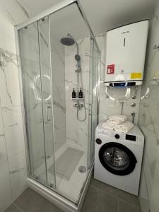 un bagno con lavatrice e doccia di Mendula a Spalato (Split)