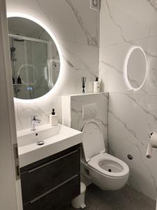 un bagno con lavandino, WC e specchio di Mendula a Spalato (Split)
