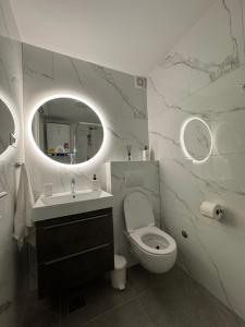 un bagno con WC, lavandino e specchio di Mendula a Spalato (Split)