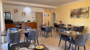 a restaurant with tables and chairs with food on them at Vila Relaxmountain B&B in São Bartolomeu de Messines