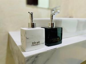two bottles ofodorizers sitting on a bathroom counter at Khách sạn Cao Sơn in Cửa Ông +19 photos