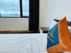 a bedroom with a bed with a pillow on it at Khách sạn Cao Sơn in Cửa Ông