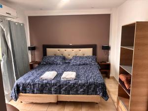 a bedroom with a bed with two towels on it at a termas voy in Termas de Río Hondo
