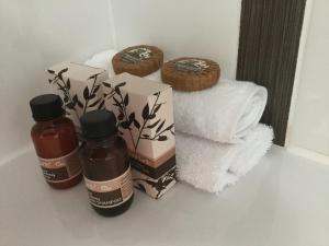 楠巴卡黑兹那巴卡角河滨小憩酒店的2瓶精油和1盒毛巾