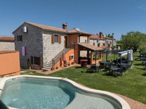 an external view of a house with a swimming pool at Bed and Breakfast Casa Rustica in Vodnjan