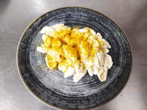 ein Teller mit Hühnchen auf einem Tisch in der Unterkunft Riama in Torralba + 26 Fotos