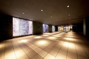 ein leerer Flur mit Lichtern in einem Gebäude in der Unterkunft Hotel Asia Center of Japan in Tokio + 47 Fotos