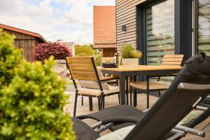 a patio with chairs and a table on a balcony at Stilvolles Design-Tiny-House mit Terrasse & Hund in Fuchsmühl
