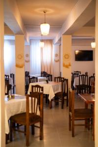 ein Esszimmer mit zwei Tischen und Stühlen in der Unterkunft KURTI Hotel in Golem