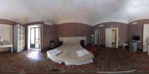 カターニアにあるDomoikosのベッドルーム1室(大型ベッド1台付)