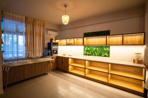 eine Küche mit einem Aquarium an der Wand in der Unterkunft KURTI Hotel in Golem