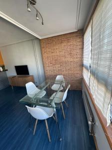 a conference room with a glass table and white chairs at Apartamento Bamuxela in Vigo