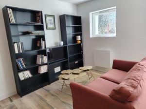 a living room with a couch and a book shelf at La forge in Hinx