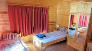 A bed or beds in a room at BUNGALOWS SKI PISTA Govedarci