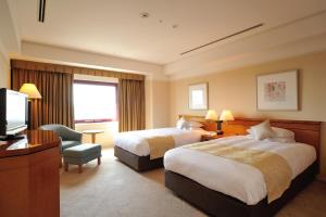 Tempat tidur dalam kamar di Hiroshima Airport Hotel