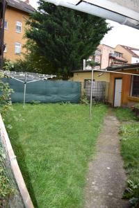 a yard with a fence and a field of grass at Revant Monteurzimmer Haus WE 3 in Arnstadt