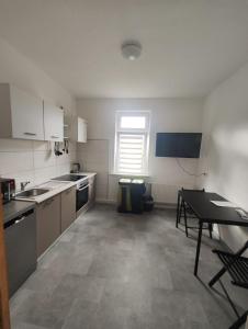 an empty kitchen with a table and a table sidx sidx sidx sidx at Revant Monteurzimmer Haus WE 3 in Arnstadt