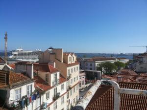 vista su una città con nave da crociera in lontananza di ChezVous Apartments a Lisbona