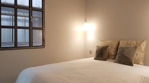 سرير أو أسرّة في غرفة في Apartamento Salamanca